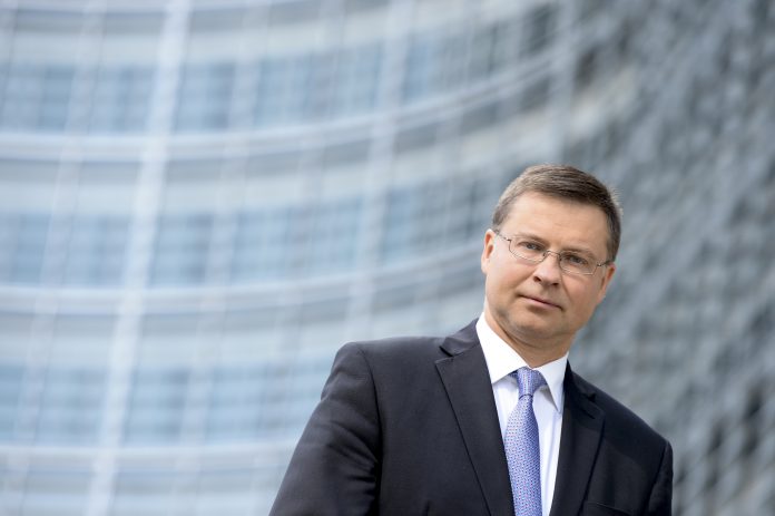 Valdis Dombrovski Valdis Dombrovskis, vicepresidente Ejecutivo de la Comisión Europea